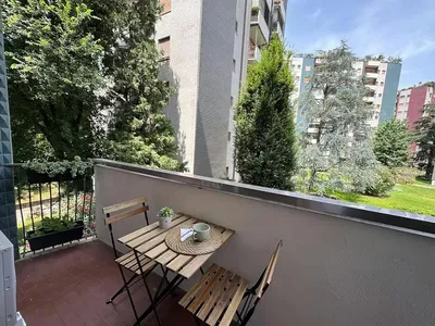 Cuisine; électroménager, parquet, lumière naturelle, style moderne