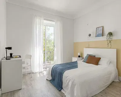 Cuisine; électroménager, parquet, lumière naturelle, style moderne