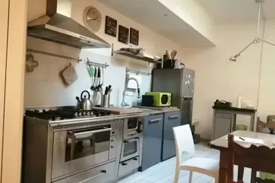 Cozinha; eletrodomésticos, chão de madeira, luz natural, estilo moderno