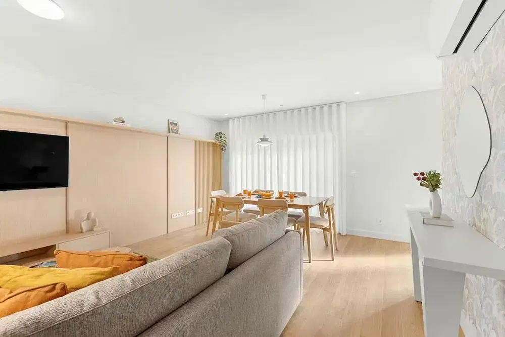 Salon; parquet, lumière naturelle, style moderne