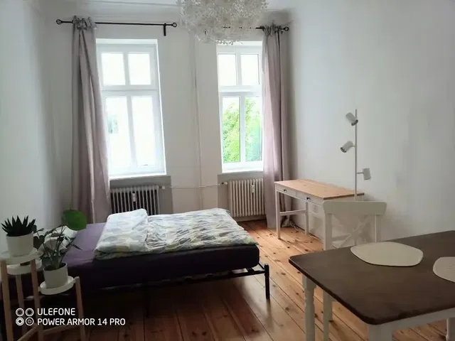 Kuchnia; sprzęt kuchenny, podłoga drewniana, światło dzienne, styl nowoczesny