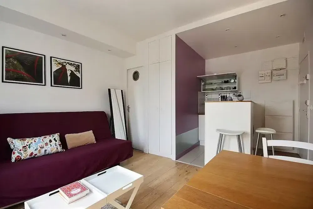 Kuhinja; kuhinjski aparati, drveni pod, prirodno svjetlo, moderni stil