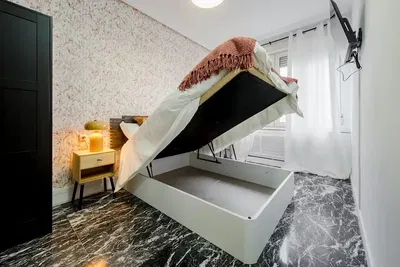 Sala de estar; chão de madeira, luz natural, estilo moderno