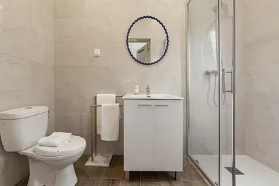 Cuisine; électroménager, parquet, lumière naturelle, style moderne