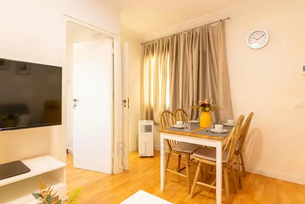 Cuisine; électroménager, parquet, lumière naturelle, style moderne