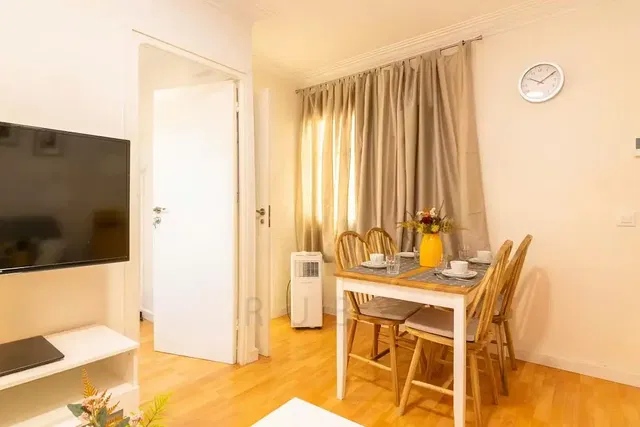 Cuisine; électroménager, parquet, lumière naturelle, style moderne