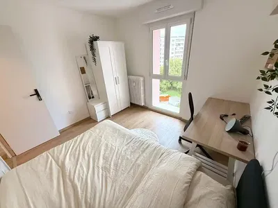 Cuisine; électroménager, parquet, lumière naturelle, style moderne