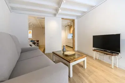 Кухня; кухненски уреди, дървен под, естествена светлина, модерен стил