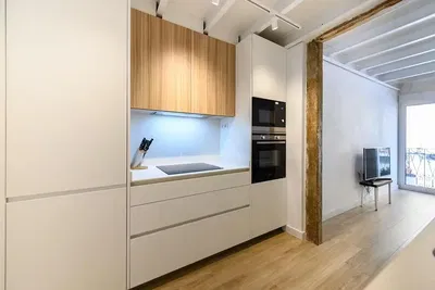 Хол; дървен под, естествена светлина, модерен стил