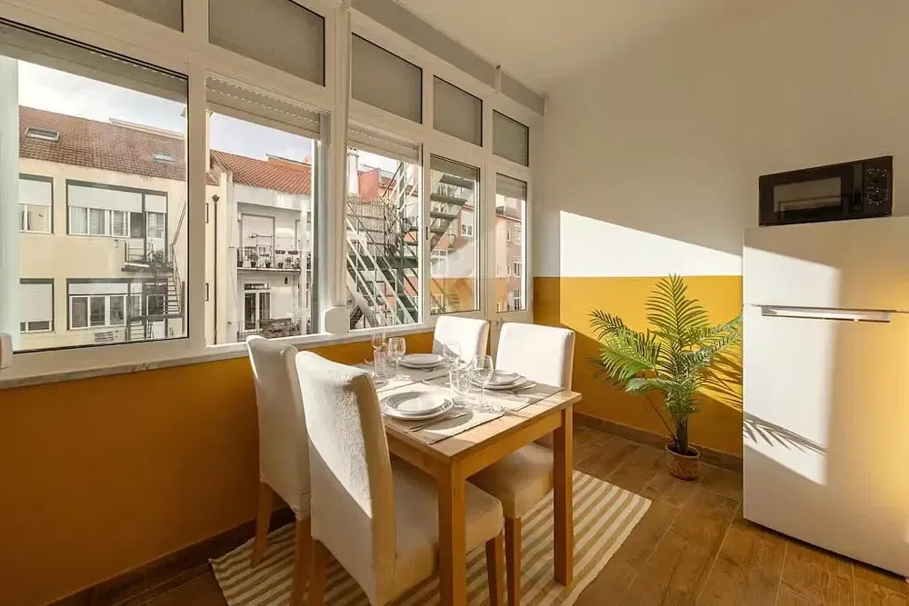 Cuisine; électroménager, parquet, lumière naturelle, style moderne