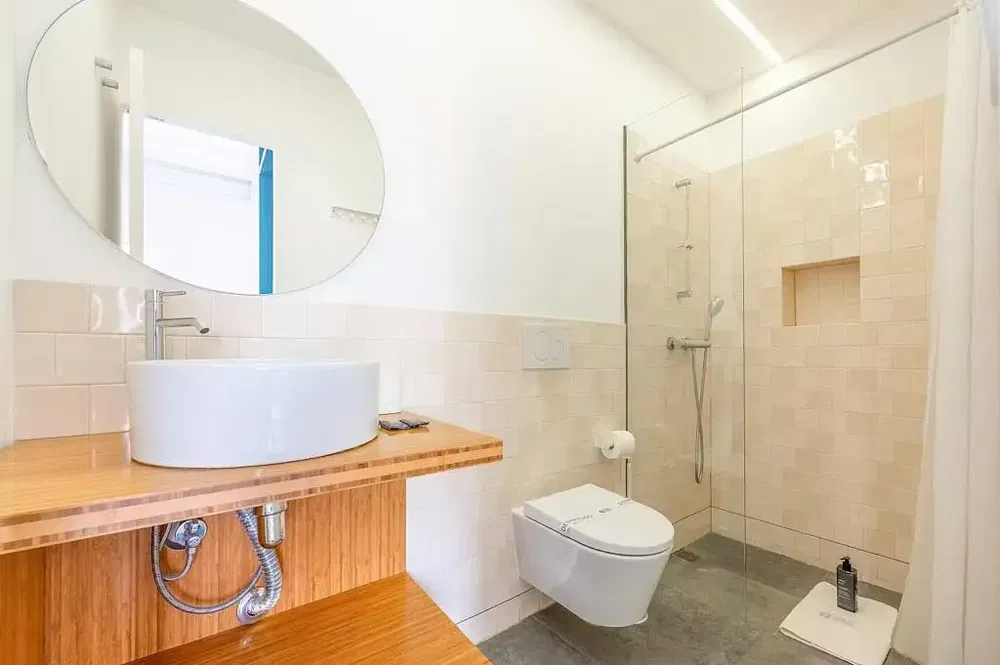 Soggiorno; pavimento in legno, luce naturale, stile moderno