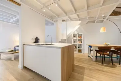 Küche; küchengeräte, holzboden, tageslicht, moderner stil