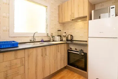 Cuisine; électroménager, parquet, lumière naturelle, style moderne