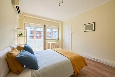 Wohnzimmer; holzboden, tageslicht, moderner stil