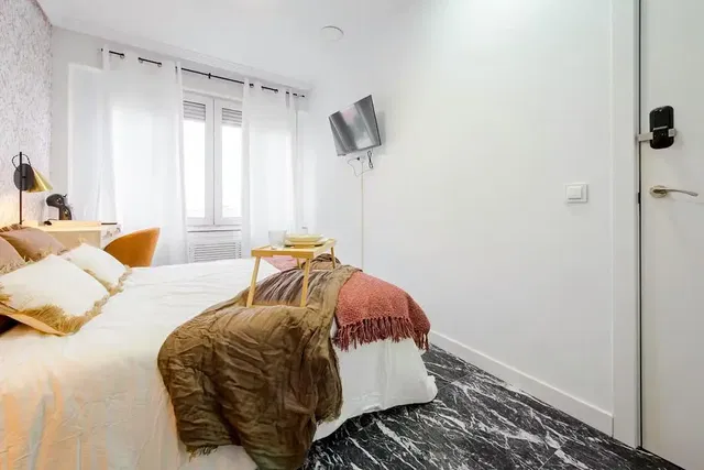 Küche; küchengeräte, holzboden, tageslicht, moderner stil