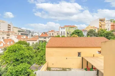 Cucina; elettrodomestici, pavimento in legno, luce naturale, stile moderno