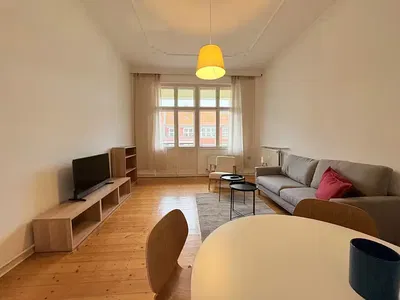 Küche; küchengeräte, holzboden, tageslicht, moderner stil