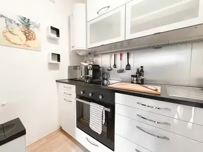 Küche; küchengeräte, holzboden, tageslicht, moderner stil