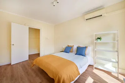 Küche; küchengeräte, holzboden, tageslicht, moderner stil