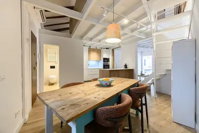 Kuchyně; kuchyňské spotřebiče, dřevěná podlaha, přirozené světlo, moderní styl