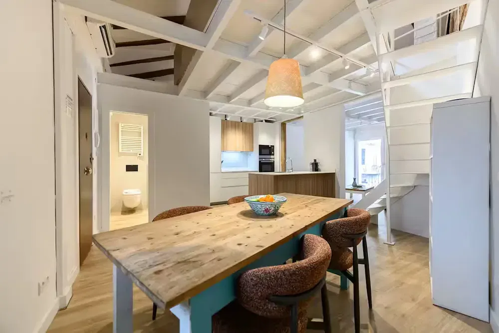 Küche; küchengeräte, holzboden, tageslicht, moderner stil