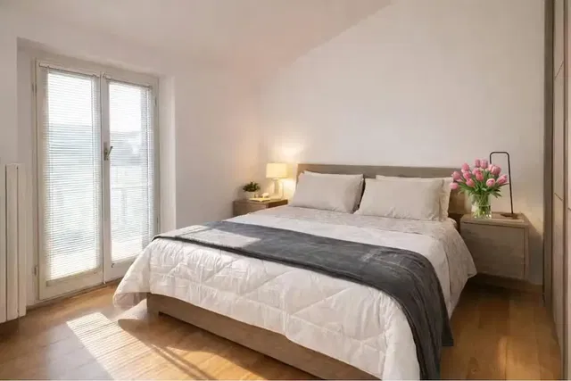 Küche; küchengeräte, holzboden, tageslicht, moderner stil