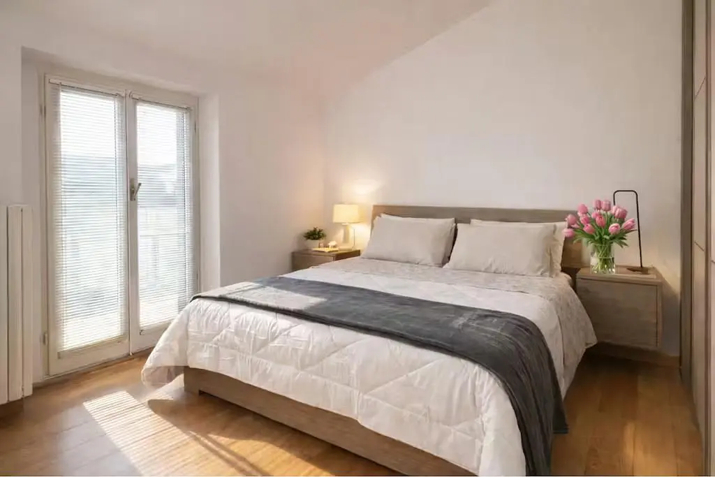 Küche; küchengeräte, holzboden, tageslicht, moderner stil