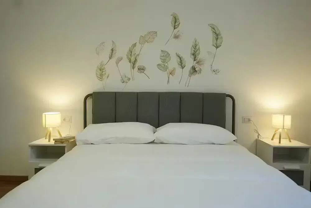 Küche; küchengeräte, holzboden, tageslicht, moderner stil