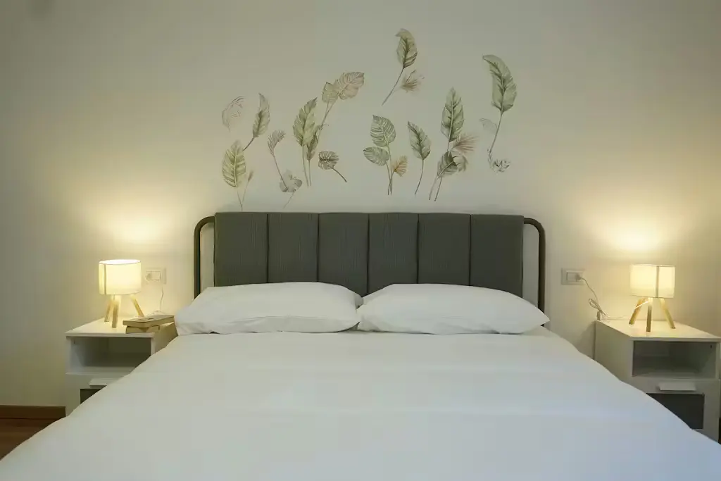 Küche; küchengeräte, holzboden, tageslicht, moderner stil