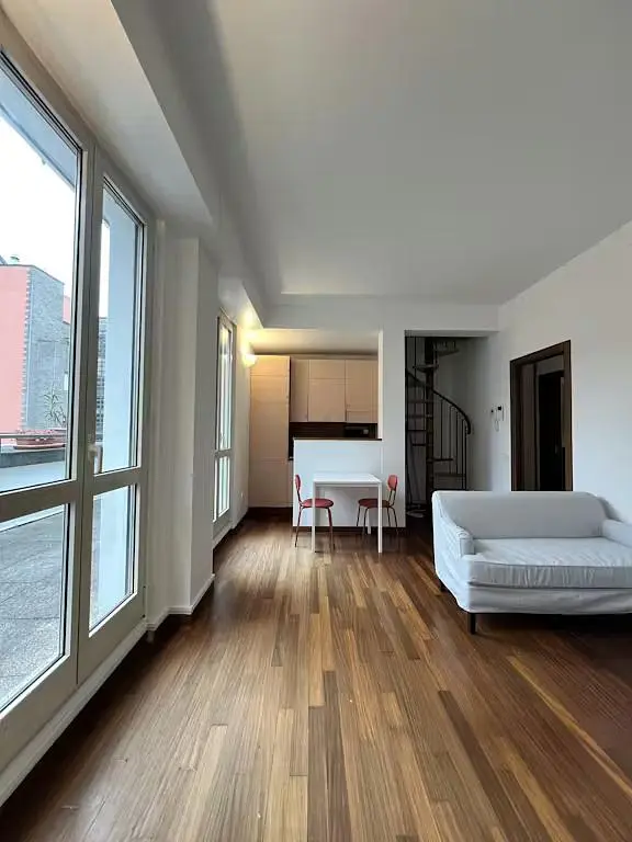 Küche; küchengeräte, holzboden, tageslicht, moderner stil