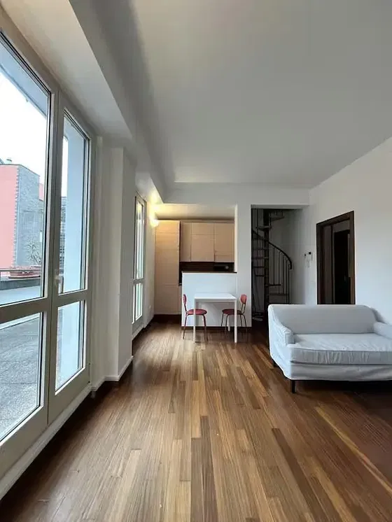 Küche; küchengeräte, holzboden, tageslicht, moderner stil