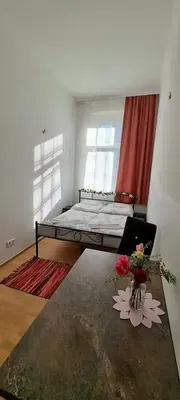 Kuchyňa; kuchynské spotrebiče, drevená podlaha, prirodzené svetlo, moderný štýl