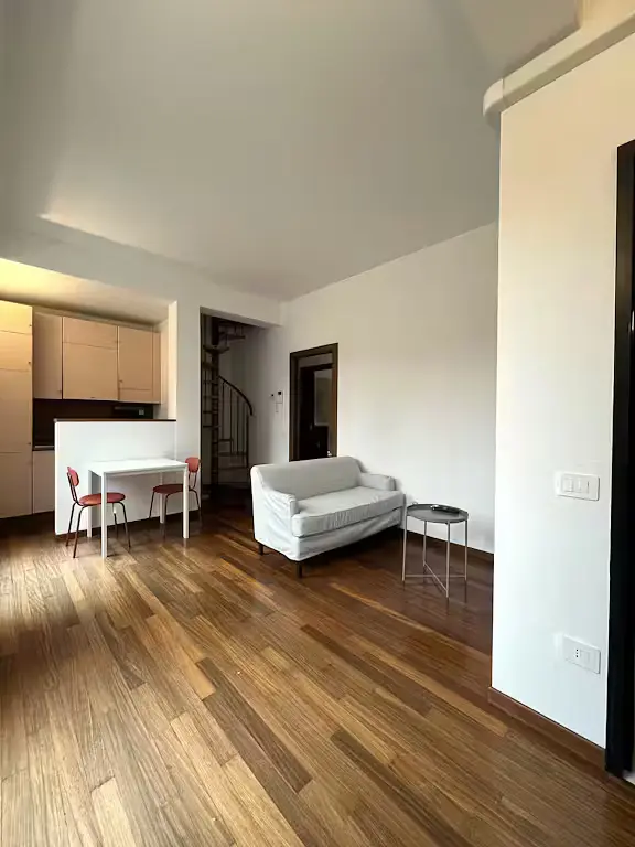 Cucina; elettrodomestici, pavimento in legno, luce naturale, stile moderno