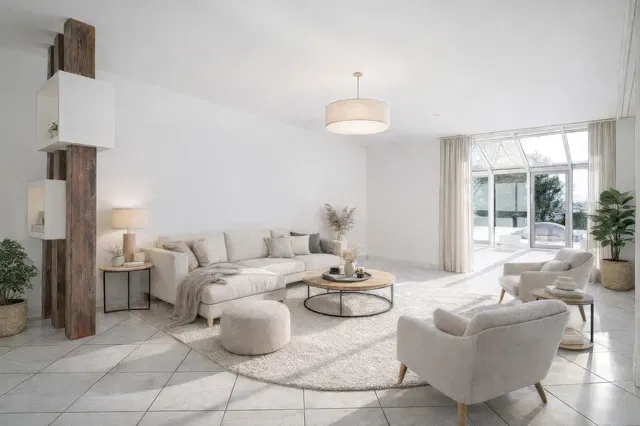 Kuchyně; kuchyňské spotřebiče, dřevěná podlaha, přirozené světlo, moderní styl