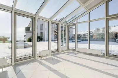 Woonkamer; houten vloer, natuurlijk licht, moderne stijl