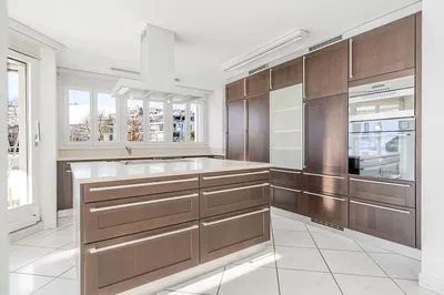 Keuken; keukenapparatuur, houten vloer, natuurlijk licht, moderne stijl