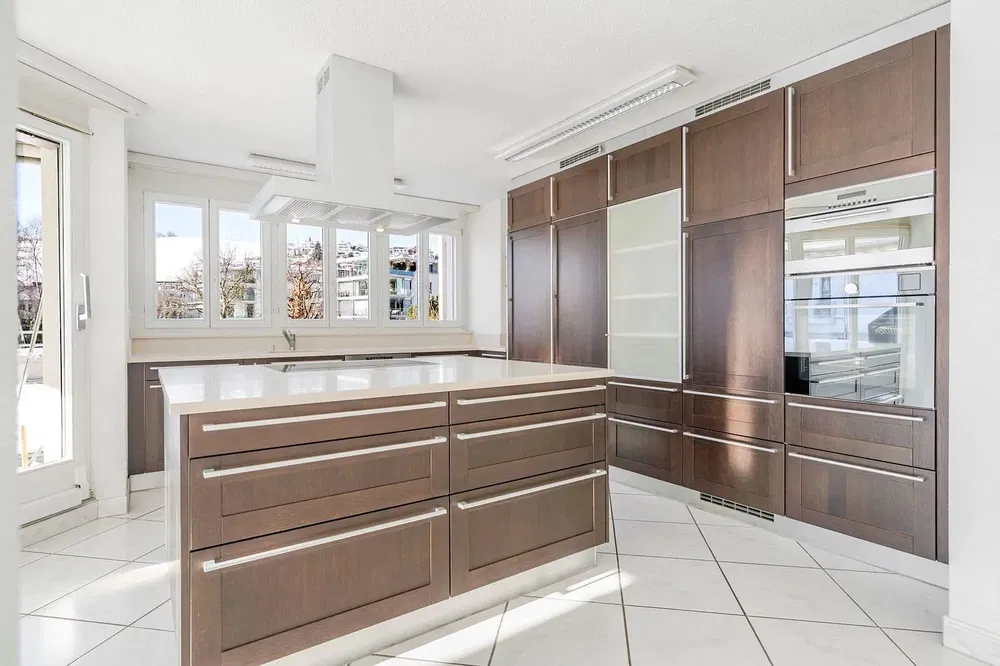 Küche; küchengeräte, holzboden, tageslicht, moderner stil