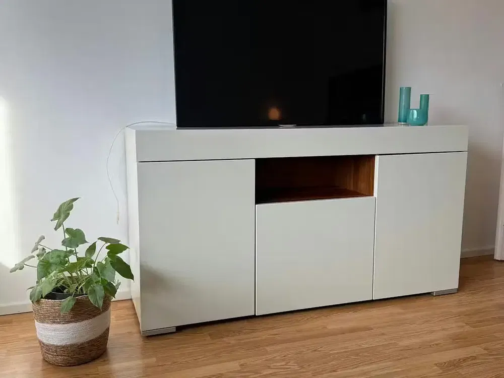 Living room; wood floor, natural light, modern style