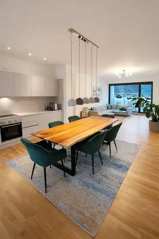 Salon; podłoga drewniana, światło dzienne, styl nowoczesny