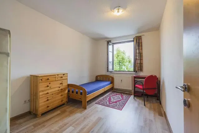 Mutfak; mutfak aletleri, ahşap zemin, doğal ışık, modern stil