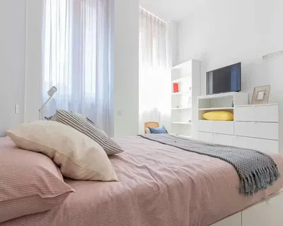 Кухиња; кухињски апарати, дрвени под, природно светло, модерни стил