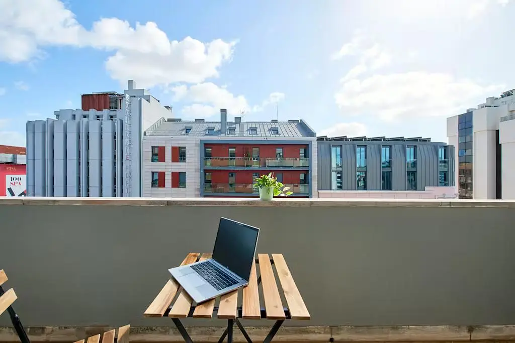 Kuhinja; kućanski aparati, drveni pod, prirodna svjetlost, moderan stil