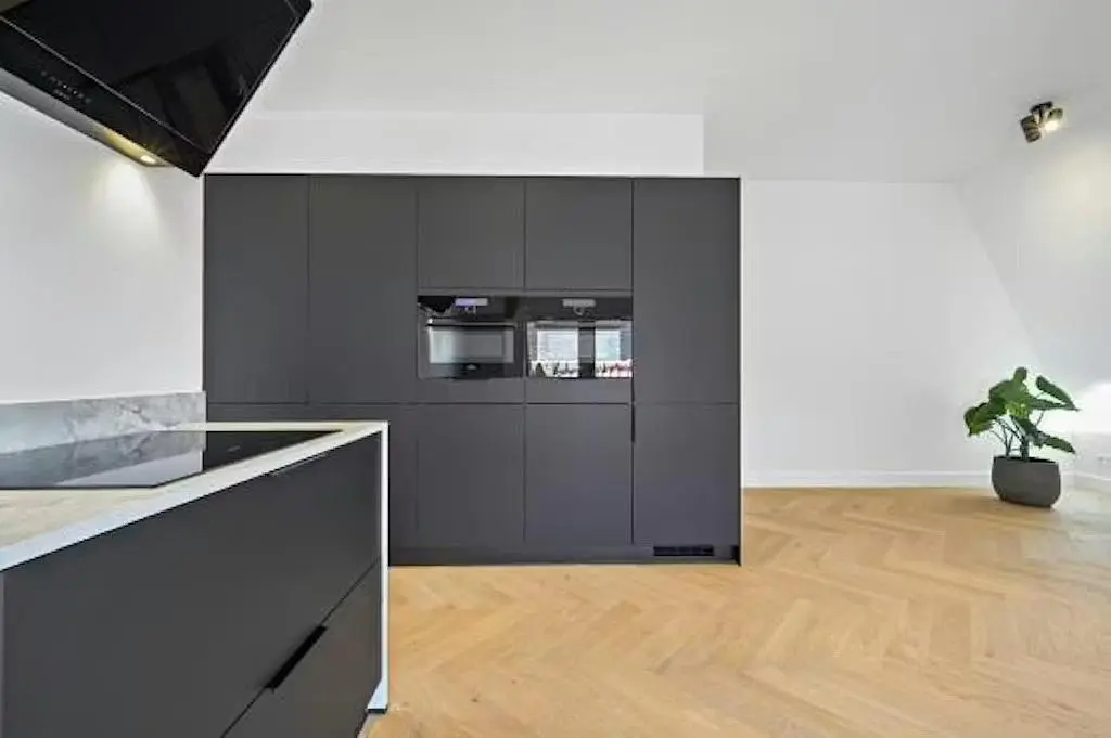 Küche; küchengeräte, holzboden, tageslicht, moderner stil