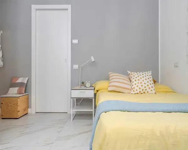 Cozinha; eletrodomésticos, chão de madeira, luz natural, estilo moderno