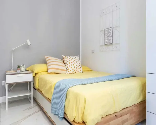 Küche; küchengeräte, holzboden, tageslicht, moderner stil
