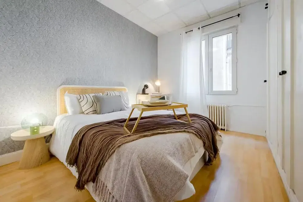 Küche; küchengeräte, holzboden, tageslicht, moderner stil