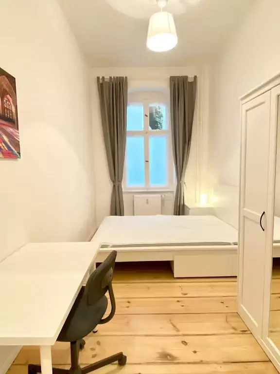 Kuchnia; sprzęt kuchenny, podłoga drewniana, światło dzienne, styl nowoczesny