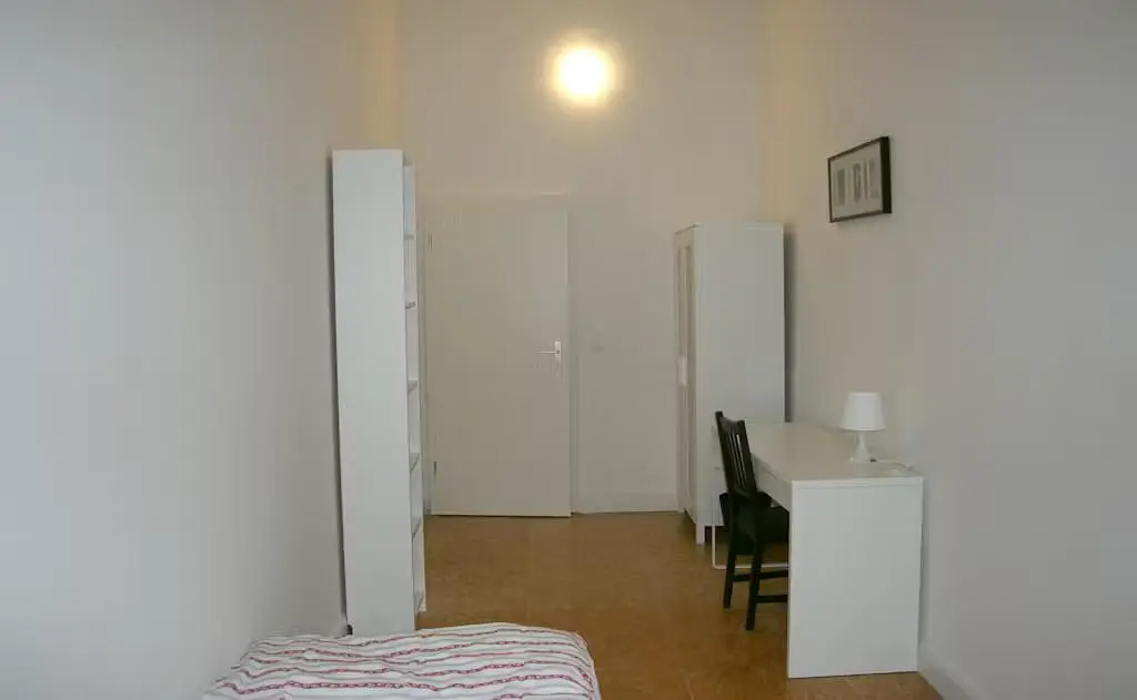 Keuken; keukenapparatuur, houten vloer, natuurlijk licht, moderne stijl