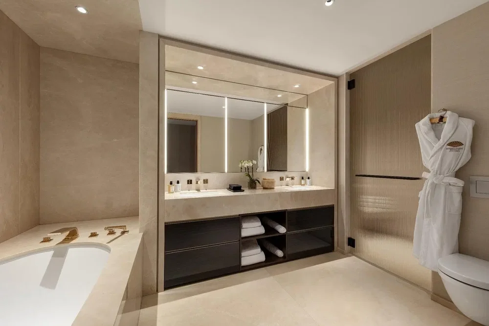 Cocina; electrodomésticos, suelo de madera, luz natural, estilo moderno