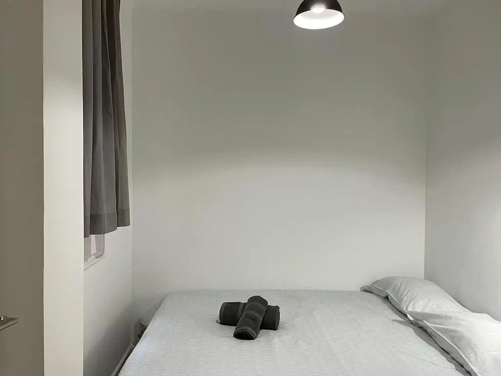 Keuken; keukenapparatuur, houten vloer, natuurlijk licht, moderne stijl